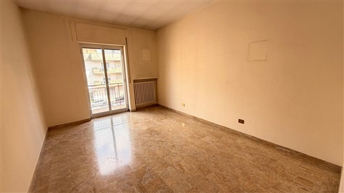 Zona Semi-Centrale, Appartamento di 4 Vani Oltre Accessori, Vano Deposito e Box Auto.